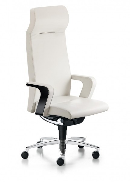 Bílé kožené křeslo